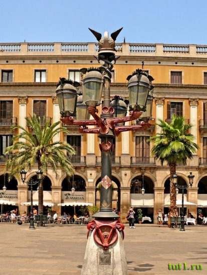 Plaza Real Королевская площадь - фонари Гауди