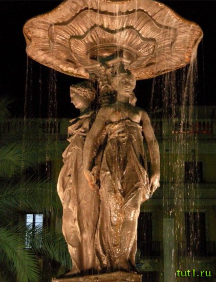 Plaza Real Королевская площадь - фонтан Три грации