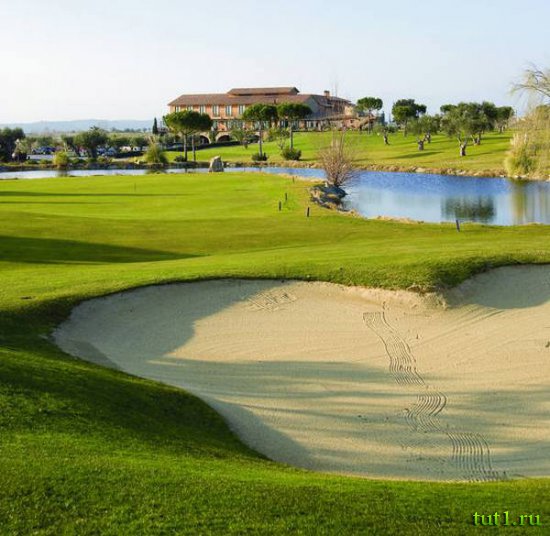 Поля для гольфа в Пералада