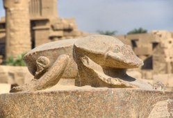 Статуя жука-скарабея — Луксор, Египет