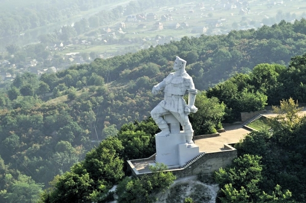 Свяятогорск - памятник Артёму